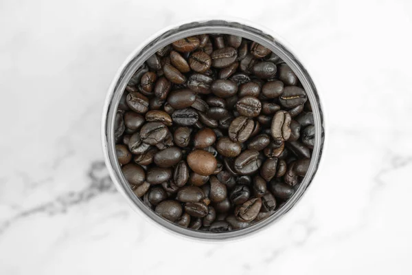 La vue du dessus des grains de café dans le verre, Gros plan . — Photo
