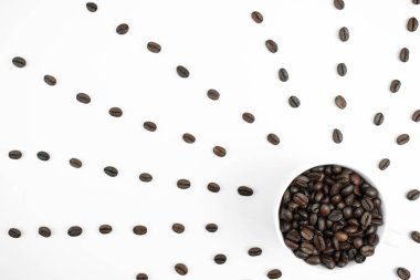 Beyaz bir fincanda kahve çekirdeklerinin üst görüntüsü.