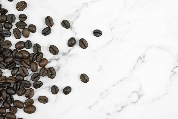 Закрыть кофейные зерна на мраморном фоне с копией — стоковое фото