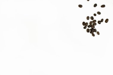 Kahve için kahve çekirdekleri beyaz arka planda ve fotokopi alanı var. D