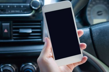 Arabada akıllı telefon kullanarak yakın plan çekimde..