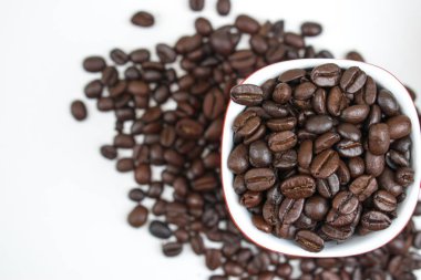 Kahve çekirdeklerinin yakın çekim dokusu beyaz bir fonda.