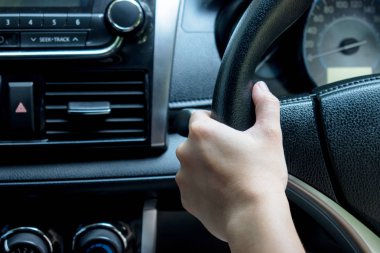 Kapatın. El yolda araba sürüyor.