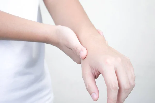 Zbliżenie azjatyckiego bólu dłoni i nadgarstka i cierpiących na wr — Zdjęcie stockowe