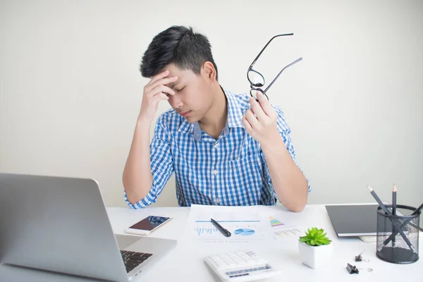 Os jovens empresários são estressados do trabalho, mantendo os olhos postos — Fotografia de Stock
