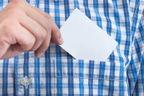 Um close-up de uma mão segurando um cartão de visita em uma camisa. Empresários — Fotografia de Stock