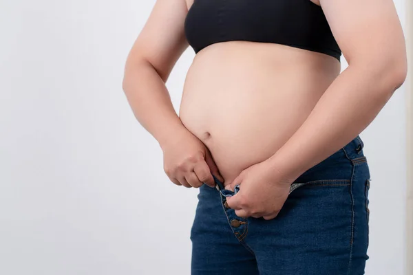 Übergewichtige Frauen Tragen Studio Jeans Auf Weißem Hintergrund — Stockfoto