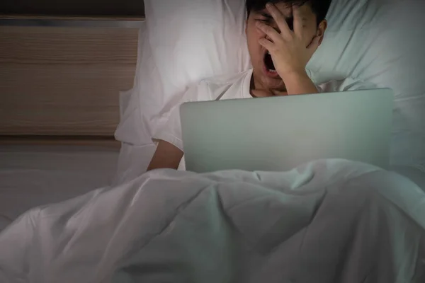 Asiatico Persone Lavoro Con Computer Portatili Letto Notte — Foto Stock