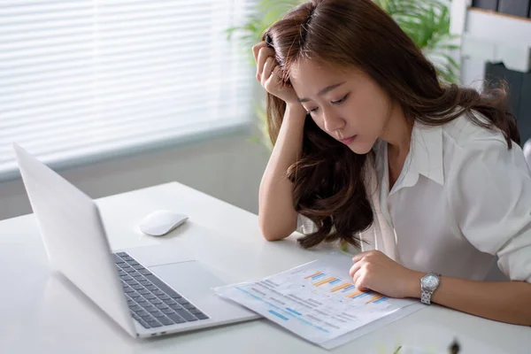 Hermosas Mujeres Negocios Asiáticas Sienten Estresadas Cansadas Trabajar Oficina — Foto de Stock