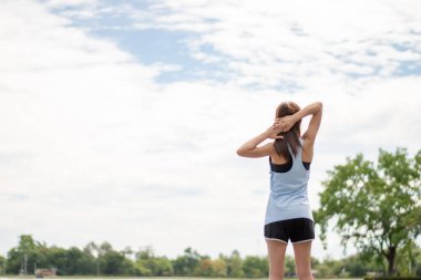 Antrenman yapan Asyalı kadınlar. Sabah koşmadan önce ısınıyor..