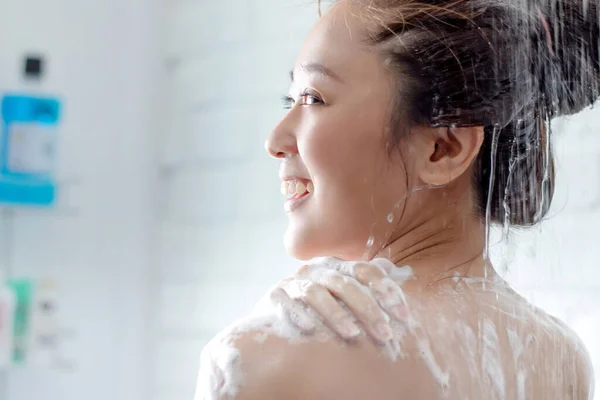 Las Mujeres Asiáticas Están Tomando Una Ducha Baño — Foto de Stock