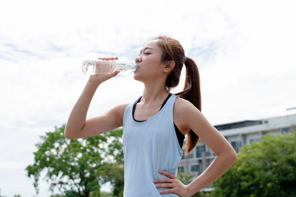 Les Coureurs Asiatiques Boivent Eau Après Formation — Photo