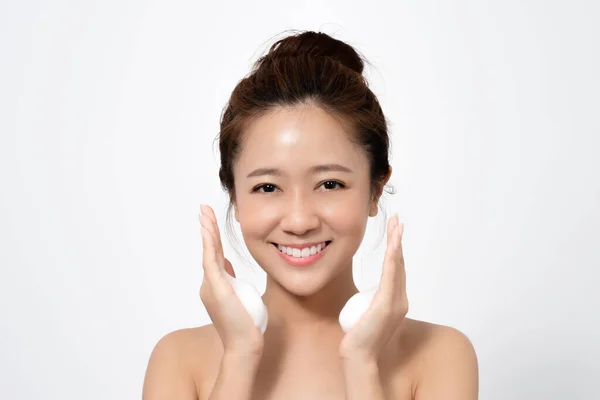 Hermosa Mujer Asiática Está Utilizando Una Espuma Facial Para Lavar — Foto de Stock