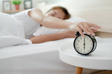 Asyalı kadınlar yatakta uyurken çalar saate basıyorlar..