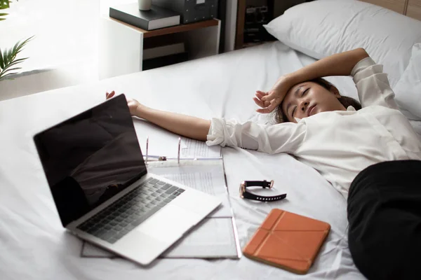 Επιχειρηματίες Νιώθουν Στρεσαρισμένες Μετά Δουλειά Χαλαρώνει Στο Κρεβάτι — Φωτογραφία Αρχείου