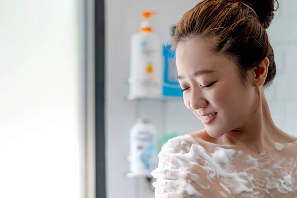 Hermosa Mujer Asiática Está Utilizando Sus Manos Para Frotar Jabón — Foto de Stock