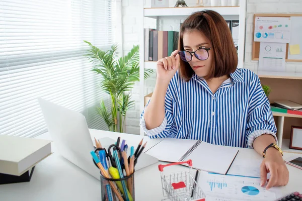 Mujeres Solteras Mirando Admirando Hombres Guapos Sus Escritorios Través Del — Foto de Stock