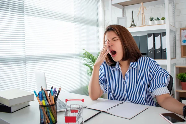 Mulher Bocejando Sonolento Uma Mesa Escritório Excesso Trabalho Conceito Privação — Fotografia de Stock