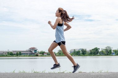Asyalı Kadın Koşucular. Sokakta koşuyor..