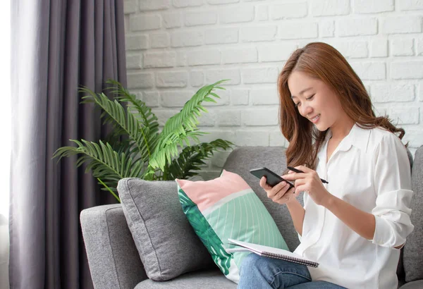 Aziatische Vrouwen Werken Ontspannen Thuis Gebruikt Telefoon Mensen Contacteren — Stockfoto