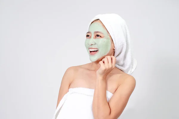 Wanita Muda Cantik Dengan Masker Wajah Wajahnya Latar Belakang Putih — Stok Foto