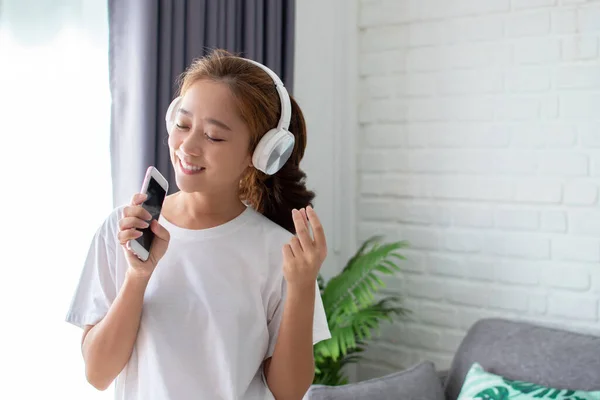 Aziatische Vrouwen Luisteren Naar Muziek Zingt Vrolijk Kamer — Stockfoto
