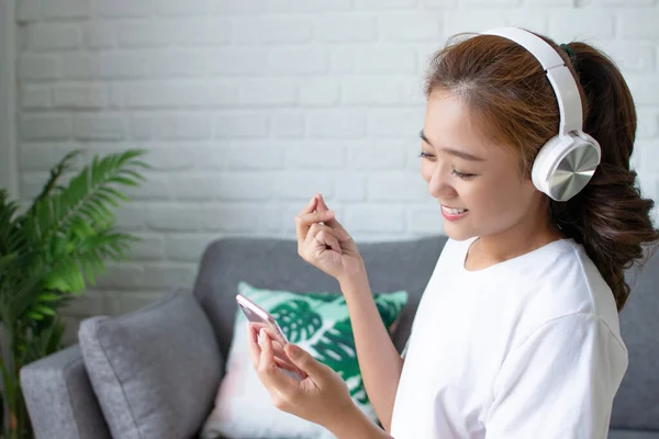 Güzel Asyalı Kadın Odada Müzik Dinlerken Mutlu Bir Şekilde Gülümsedi — Stok fotoğraf