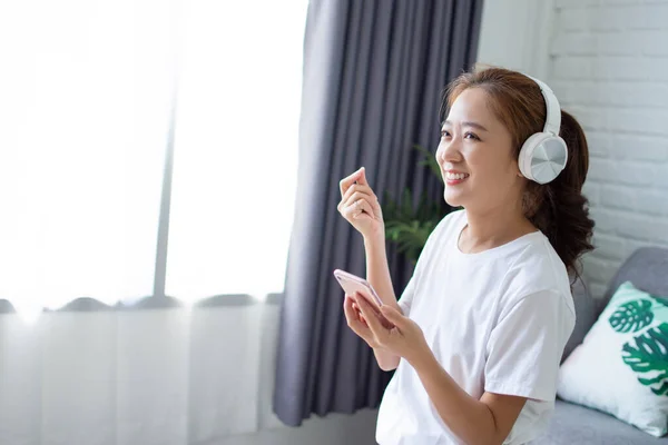 Gelukkig Aziatische Vrouw Luisteren Naar Muziek Zingen Kamer — Stockfoto