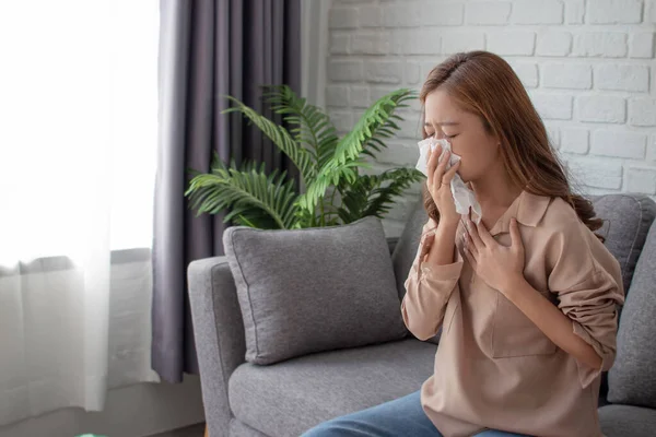 Mujer Asiática Estornudando Usando Tejido Para Cubrir Boca — Foto de Stock