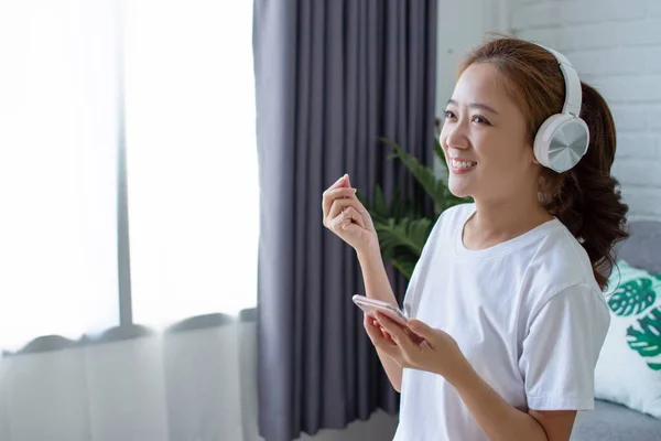 Aziatische Vrouw Luisterde Naar Muziek Zong Een Melodie Woonkamer Erg — Stockfoto