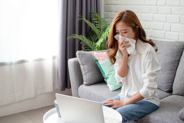 Aziatische Vrouwen Niezen Hoesten Ging Niet Werken Omdat Ziek — Stockfoto