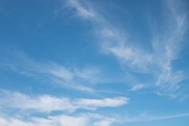 bulutlu mavi gökyüzü arkaplanı.