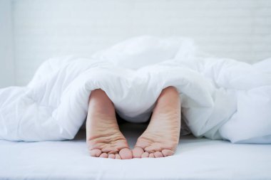 Ayağınızı yatağın üzerine yakın konuma getirin.