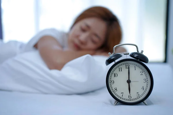 Close Black Alarm Clock White Desk Bed Showing Early Hours — Stock Photo, Image
