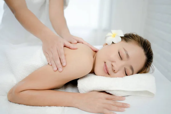 Mooie Aziatische Vrouw Met Een Handmassage Spa Voelde Zich Ontspannen — Stockfoto