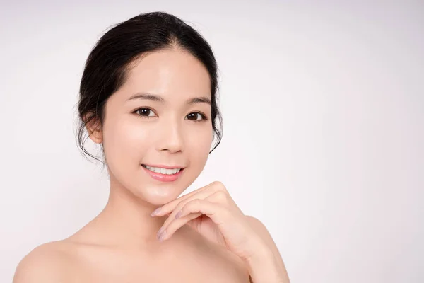 Hermosa Mujer Asiática Con Cara Limpia Sobre Fondo Blanco — Foto de Stock