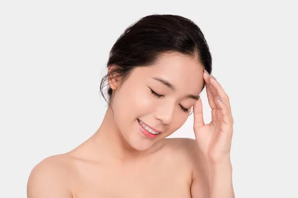 Hermosa Mujer Asiática Con Cara Limpia Sobre Fondo Blanco — Foto de Stock