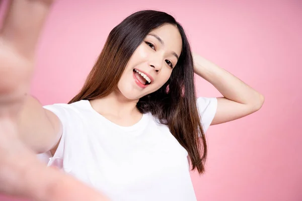 Mulher Asiática Ela Está Tomando Uma Selfie Fundo Rosa — Fotografia de Stock