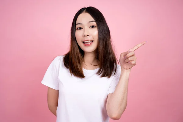 Asian Woman Pointing Copy Space Pink Background Studio — Stock Photo, Image