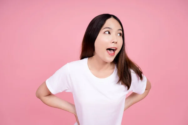 Mulheres Asiáticas Sentem Wow Chocado Promoções Fundo Rosa — Fotografia de Stock