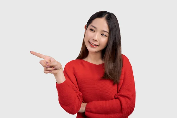 Mulher Asiática Vestindo Uma Camiseta Vermelha Está Apontando Para Espaço — Fotografia de Stock