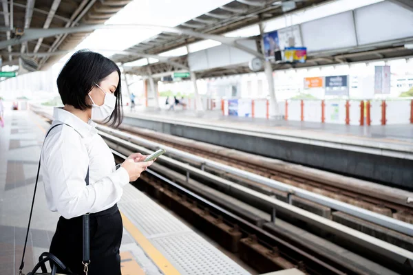 Photo Gros Plan Femme Asiatique Utilise Smartphone Attendant Métro — Photo