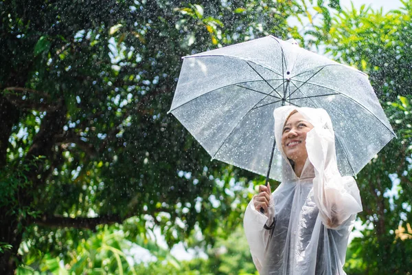 Femme Asiatique Souriant Portant Imperméable Jour Pluie — Photo