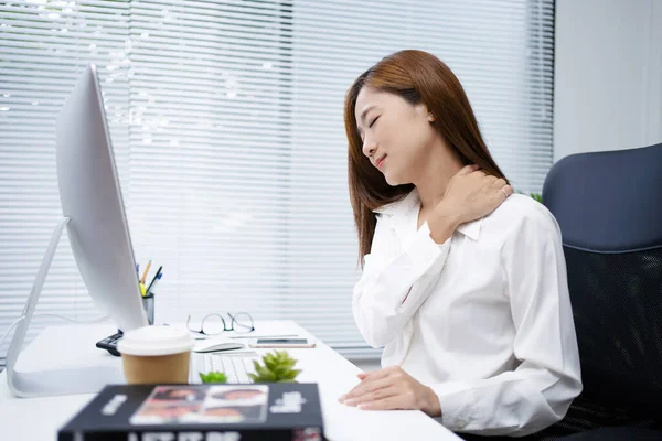 Aziatische Vrouwen Hebben Schouder Pijn Veroorzaakt Door Hard Werken Het — Stockfoto