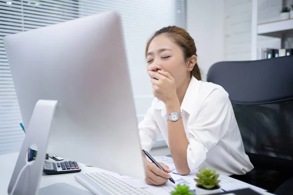 Mulheres Asiáticas Estão Cansadas Trabalho Duro Escritório Ela Boceja Sentiu — Fotografia de Stock