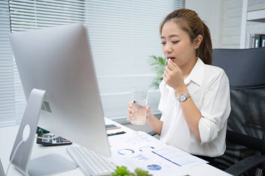 İş kadınları hasta. İlaç alıyor..