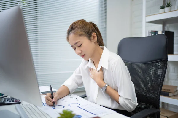 Mujeres Negocios Con Enfermedades Del Corazón Sienta Trabaja Oficina — Foto de Stock