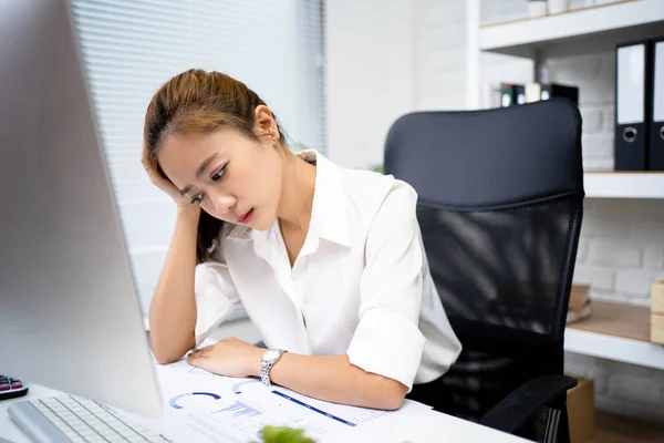 Mulher Negócios Estresse Trabalho Sua Mesa Escritório — Fotografia de Stock