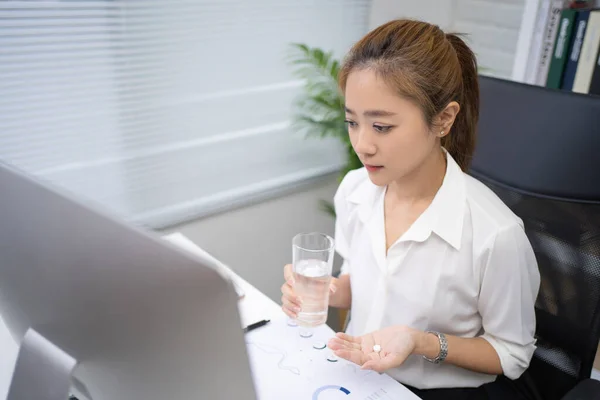 Asijské Obchodní Žena Pití Vody Užívání Léků — Stock fotografie