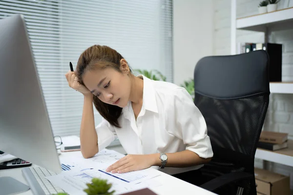 Las Mujeres Negocios Asiáticas Sienten Cansadas Del Trabajo Quiere Relajarse — Foto de Stock
